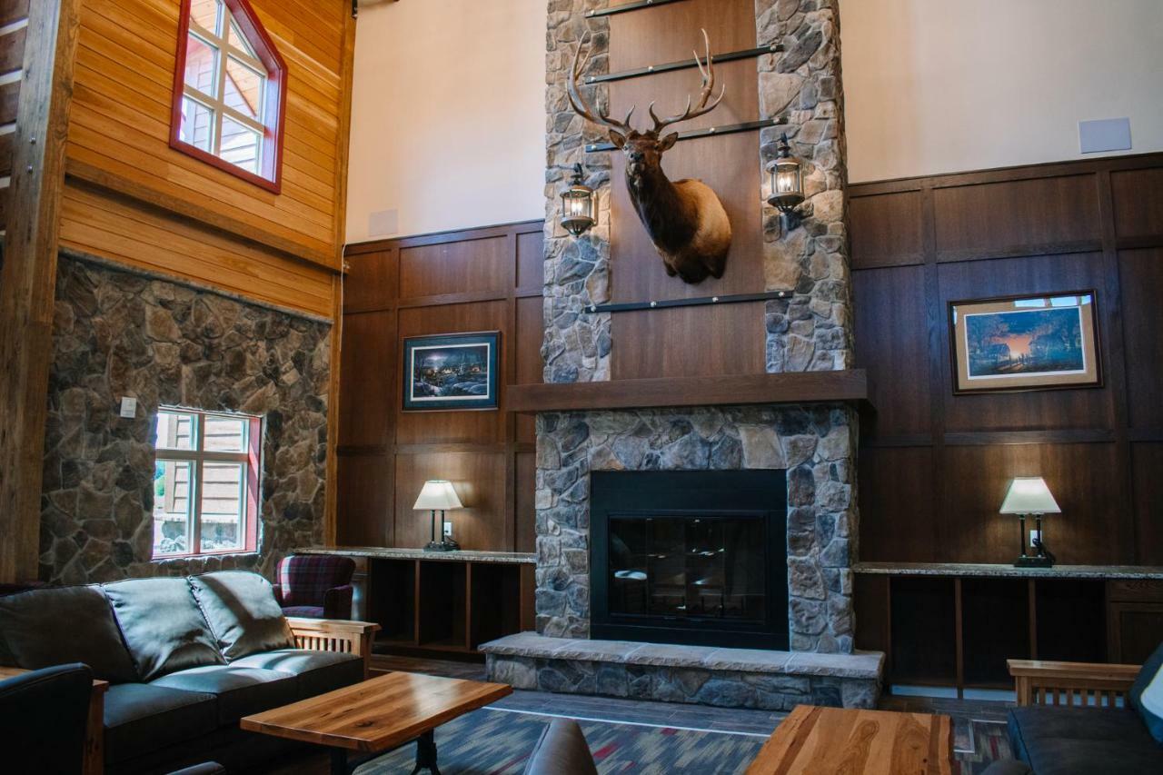 The Lodge At Mauston Экстерьер фото